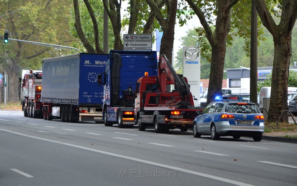 LKW verliert Auflieger Koeln Boltensternstr Pasteurstr P2045.JPG